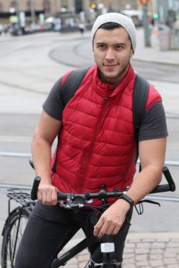 Şehirde mutlu bir bisikletçi.