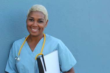 Steteskopu dışarıda duran Afrikalı kadın doktor.