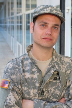 Derin Düşüncelere dalmış Asker