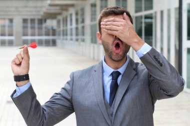 Ofiste dart oynayan düşüncesiz iş adamı.