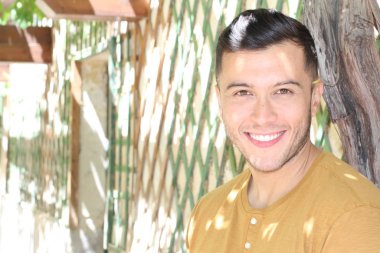 Yakışıklı genç bir adamın sokak kıyafetleri içinde yakın plan portresi.