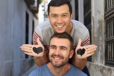 Homoseksüel çift saf aşklarını gösteriyor