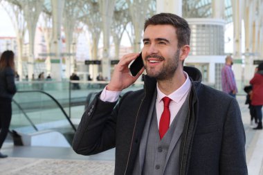 İş adamı havaalanından arıyor.