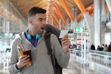 Gemiye binmek üzere olan mutlu gezgin. Genç adam ayrılıyor. 