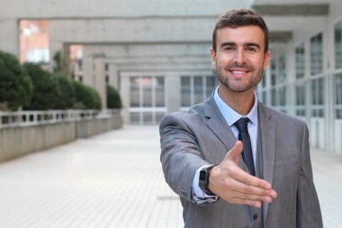 Kendini işine adamış işadamı el sıkışıyor.