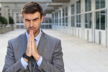 Sokaktaki yakışıklı genç iş adamının yakın plan portresi