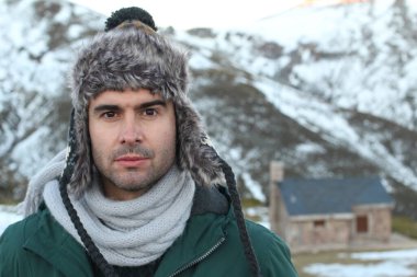 Eskimo erkek, elinde fotokopi aletiyle dışarıda duruyordu.