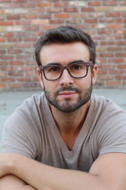 Caddedeki tişörtlü yakışıklı genç adamın yakın plan portresi.