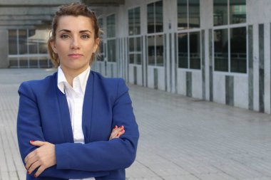 Ofis binasının dışındaki güzel iş kadını.