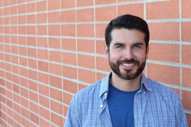 Duvarın arkasında duran genç ve şık sakallı portresi 