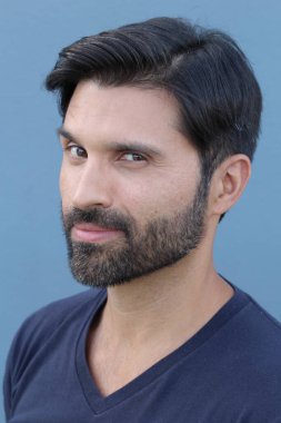 Yakışıklı, erkeksi, erkek, model, sakallı, maço, koyu renk bakışlı.