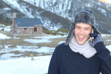Eskimo erkek telefonla ararken gülümsüyor
