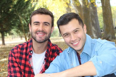 Eşcinsel çift sonbaharda parkın tadını çıkarıyor