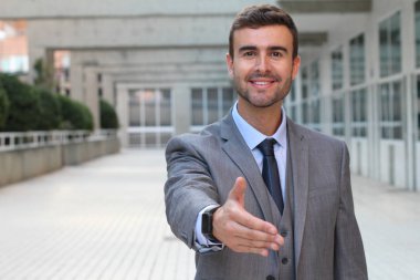 Kendini işine adamış işadamı el sıkışıyor.