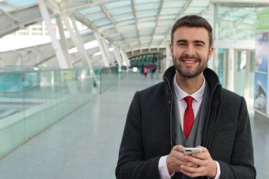 İş adamı tren istasyonundan telefonla arıyor. 