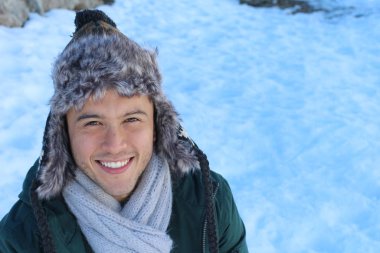 Sıcak giyimli etnik bir adam.