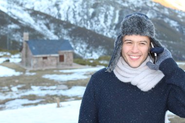 Eskimo erkek telefonla ararken gülümsüyor