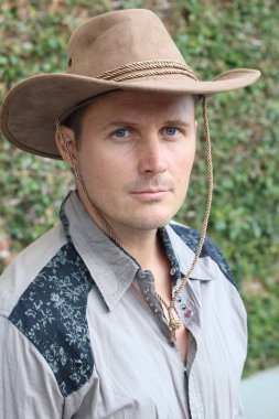 Kovboy şapkalı yakışıklı genç adamın yakın plan portresi.