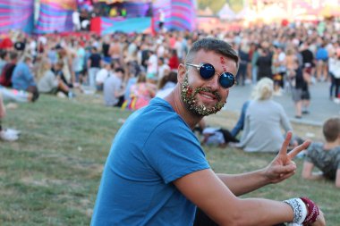 Parlak sakallı şık adam.