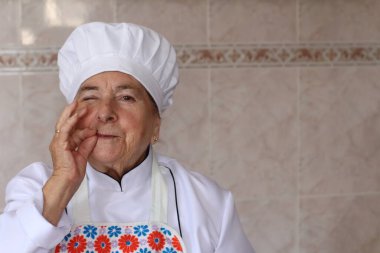 Son sınıf öğrencisi mutfakta dikiliyor, yakın plan bir portre. 