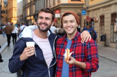 Güzel homoseksüel çift şehir sokaklarında geziniyor.