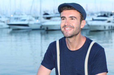 Limanda telefonla konuşan yakışıklı bir gencin yakın plan portresi.