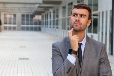 Düşüncelere dalmış iş adamı Kopya Alanı 'nı kapat