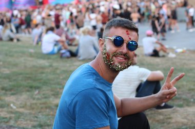 Parlak sakallı şık adam.