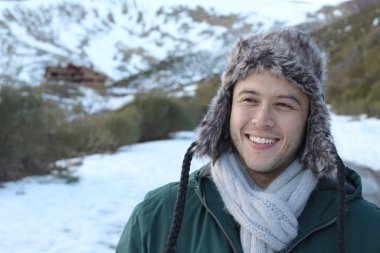 Sıcak giyimli etnik bir adam.