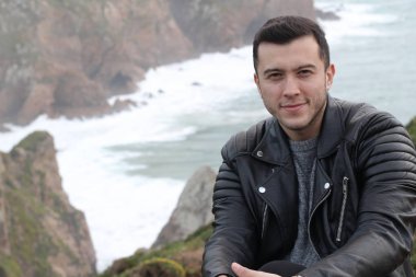 Doğa manzaralı yakışıklı bir etnik adam.