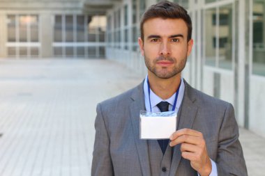 Sokakta gri takım elbiseli yakışıklı genç işadamının yakın plan portresi.