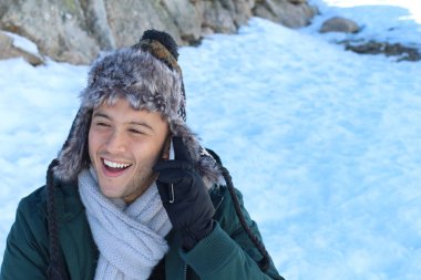 Eskimo erkek telefonla ararken gülümsüyor