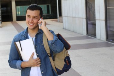 Yakışıklı genç bir adamın sokak kıyafetleri içinde yakın plan portresi.