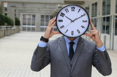 İş adamı büyük bir klasik saat tutuyor.
