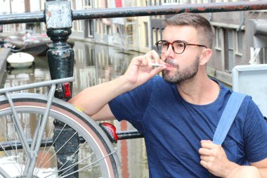 Amsterdam 'da esrar tutarken gülümseyen adam