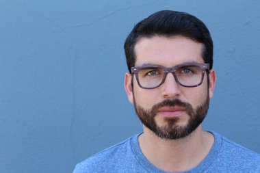 Yakışıklı esmer, sakallı adam, yakın plan kadın doktoru.