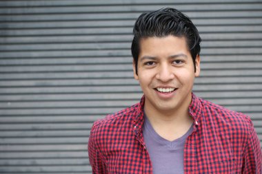 Yakışıklı Latin bir adamın sokak kıyafetleri içinde yakın plan portresi.