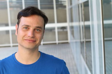 Sokaktaki yakışıklı genç adamın yakın plan portresi.