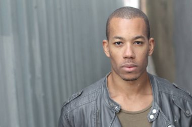 Sokaktaki yakışıklı Afro-Amerikan adamın yakın plan portresi.