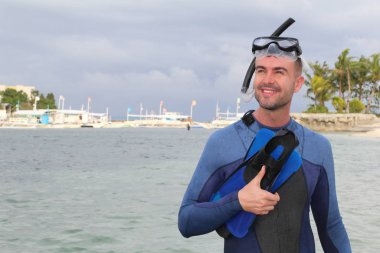 Kumsaldan gülümseyen bir adam