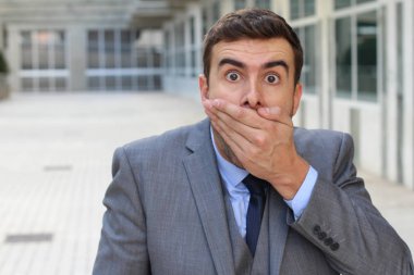 Yakışıklı genç iş adamının yakın plan portresi. Sokakta elleri ve ağzı kaplayan.