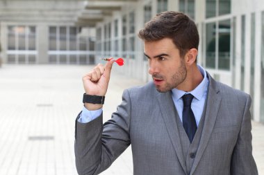 Ofiste dart oynayan düşüncesiz iş adamı.