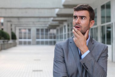 Düşüncelere dalmış iş adamı Kopya Alanı 'nı kapat