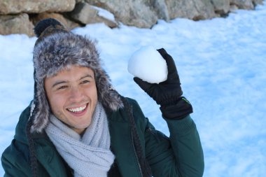 Oyuncu erkek bir kartopu atmak üzere.