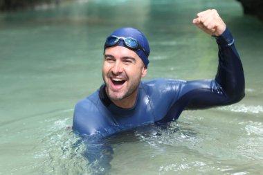 Okyanus mağarasında gülümseyen dalgıç