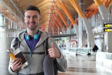 Gemiye binmek üzere olan mutlu gezgin. Genç adam ayrılıyor. 