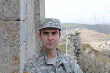 Dışarıda gülümseyen sağlıklı Amerikan askeri.