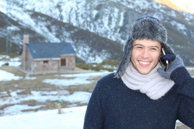 Eskimo erkek telefonla ararken gülümsüyor