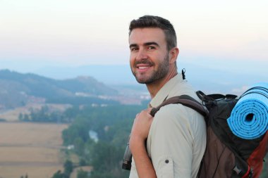 Sırt çantalı yakışıklı turistin yakın plan portresi.