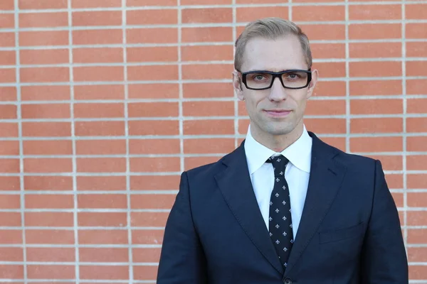 Primer Plano Guapo Adulto Hombre Negocios Frente Pared Ladrillo Calle — Foto de Stock